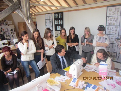 Studentii de la Facultatea de Arte si Desing din Timisoara sunt "in pas" cu noile masini de cusut Brother