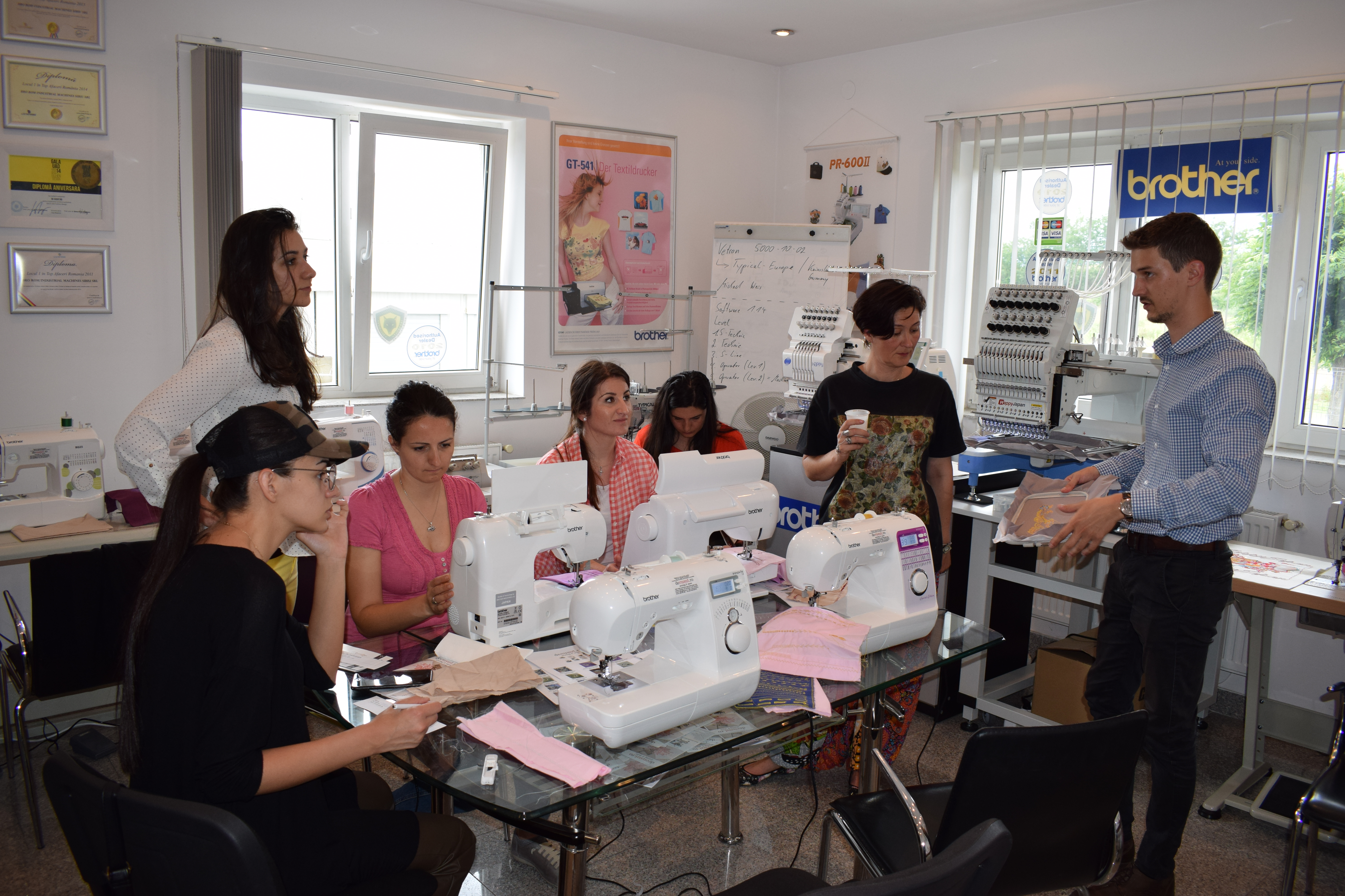 Prezentare de masini de cusut, brodat si surfilat