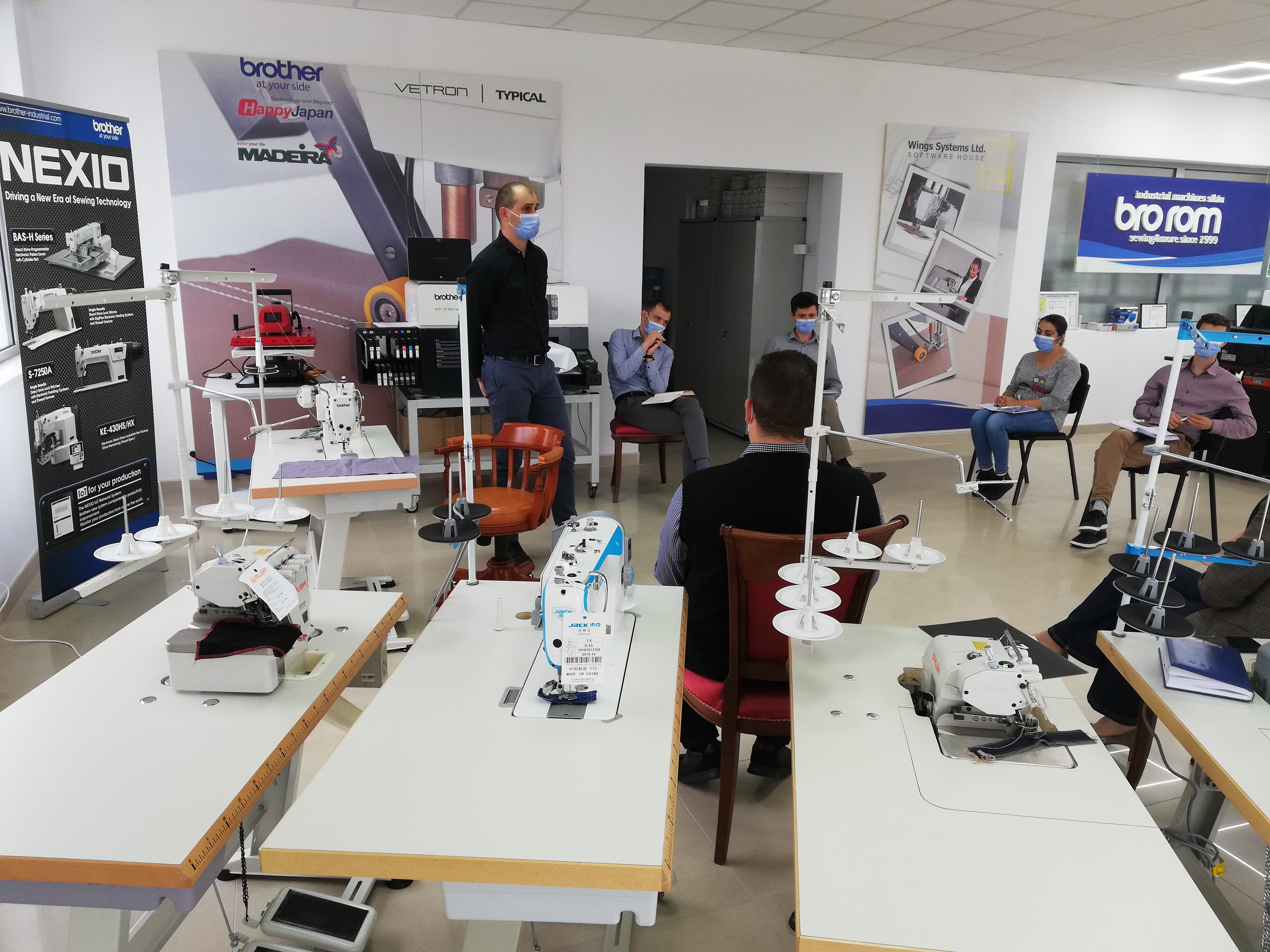 Echipa Bro Rom Sibiu la lucru! Discutii tehnice in showroom-ul nostru.👌👇